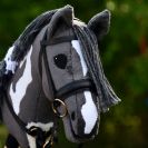 Laikukas harmaa-valkoinen keppihevonen katkopiirrolla